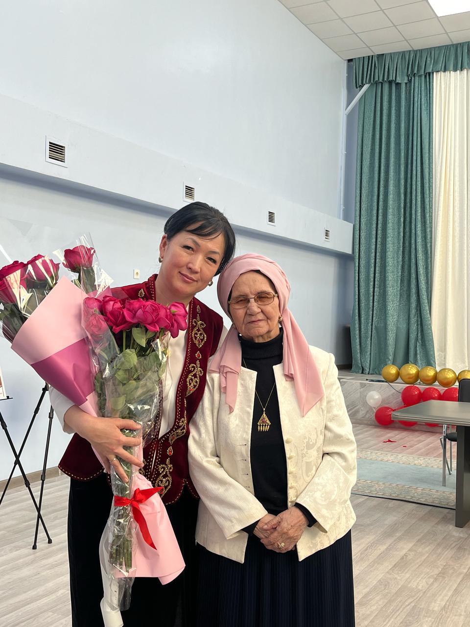 Бауыржан Момышұлының келіні, жазушы Бақытжан Момышұлының жан-жары жазушы, қоғам қайраткері Зейнеп Ахметовамен кездесу